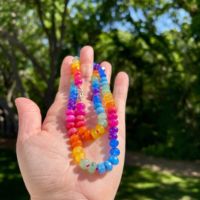 Collier Pendentif Lettre en Acier Inoxydable Fait Main avec Pierres Précieuses Colorées et Vives, Bijoux Éclectiques en Pierres Naturelles pour Boutiques