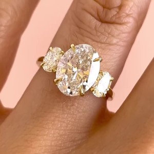 Bague de fiançailles en diamant taillé ovale 12x8mm | Bague de mariage de mariée à trois pierres | Bague en or jaune plaqué or 18 carats en argent sterling - Product Image 3