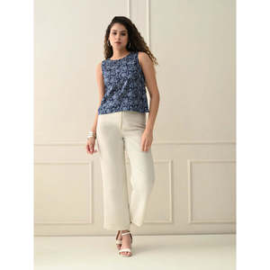 Haut ample en coton 100% imprimé floral bleu marine respirant, style bohème estival - Product Image 4