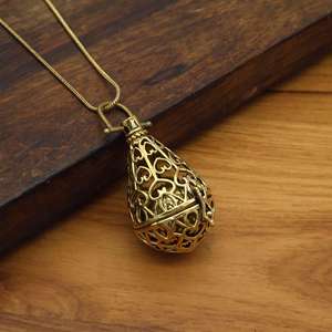 Collier médaillon style boule en filigrane doré, pendentif Bola bohème en laiton, cadeau pour elle - Product Image 1