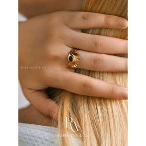 Anello Sigillo Celestial Gold Sunburst con Intarsio Inossidabile, Anello Impilabile di Tendenza con Design Sole e Stella, Regalo per Lei - Product Image 4