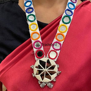 Tradebyd Collier de broderie unique Bijoux faits à la main pour la fête de mariage et la mode de tous les jours - Product Image 4