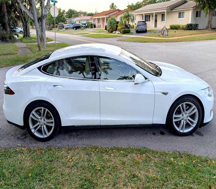 2015 Teslas Model S/70D Dual-Motor AWD