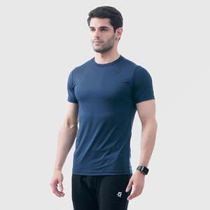 เสื้อยืดพาวเวอร์ดรายสีกรมท่า ผลิตจากโพลีเอสเตอร์ 100% ถักทออย่างเบาสบาย ดีไซน์เพื่อการออกกำลังกาย พร้อมป้ายยี่ห้อแบบสั่งทำพิเศษและลายสกรีน - Product Image 1