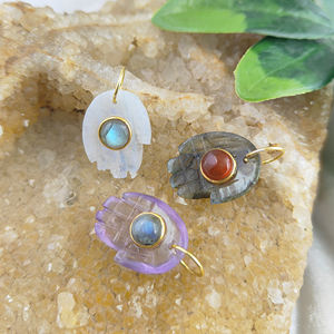 Arco Iris piedra lunar Hamsa tallado a mano colgante hecho a mano tallado a mano forma de mano Colgante de Piedra natal con lazo de plata 925 encanto de piedra natal - Product Image 4