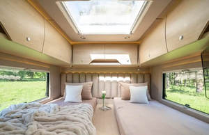 Autocaravana compacta blanca con detalles negros y diseño de puerta lateral - Product Image 3