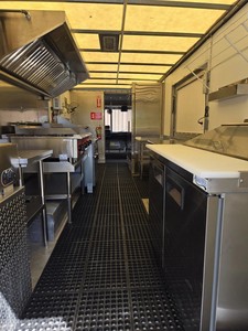 Camion de restauration Freightliner 2012, cuisine commerciale 2026 avec alimentation intégrée et espace de préparation pour utilisation en extérieur - Product Image 5
