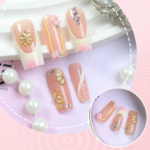 Juego de 24 <span class=keywords><strong>Uñas</strong></span> <span class=keywords><strong>Postizas</strong></span> de Longitud Media en Forma de Ataúd: Estilo Francés con Detalles Florales Dorados en 3D y Pedrería Colocada a Mano - Product Image 3