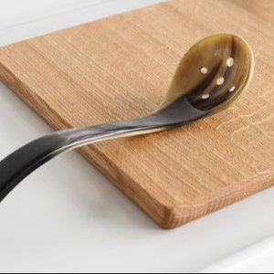 LA CUCHARA DE CUERNO BLANCO PULIDO para el hogar y el restaurante Uso en la cocina Tazón de estilo animal artesanal de la mejor calidad a la venta - Product Image 1