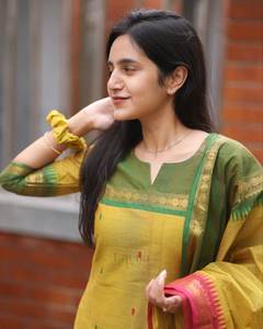 Conjunto artístico cultural amarillo elegante del sur de la India estilo de fiesta todas las estaciones - Product Image 5