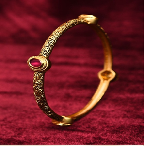 Brazaletes de latón con bisagras con un colorido patrón a cuadros de piedras multicolores y un gran rubí rojo central, a precios de mayorista. - Product Image 5