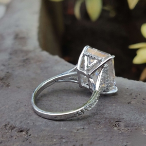 Brillante anillo de compromiso de boda de diamante de moissanita de corte esmeralda de 11 quilates en oro blanco de 10 quilates para mujer - Product Image 2