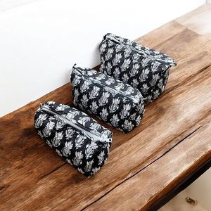 ชุดกระเป๋าเดินทางผ้าฝ้ายลายพิมพ์มือ 3 ใบ กันน้ำ ซักเครื่องได้ กระเป๋าเครื่องสำอางลายดอกไม้สีดำ สำหรับจัดเก็บเครื่องเขียนและเครื่องสำอาง - Product Image 3