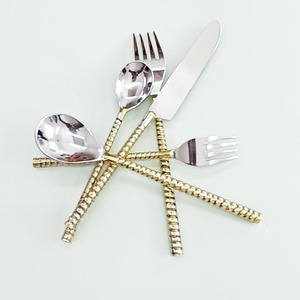 Ensemble d'épandage de fromage en acier inoxydable plaqué argent avec poignée décorative d'abeille de miel en laiton de mariage - Product Image 5