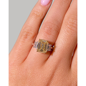 Anillo de Compromiso con Corte Esmeralda de 4.05 Ct en Amarillo Claro VS1 con Diamantes Laterales de Corte Escalonado Trapezoidal de 0.63 Ct VS1 y Diamante Central - Product Image 2