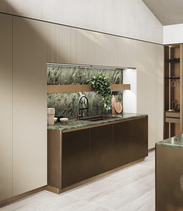 Juego de Muebles de Cocina Modernos de Lujo Estilo Italiano, Isla de Cocina Modular con Cubierta de Mármol Verde Esmeralda y Acabado Metálico en Latón - Product Image 1