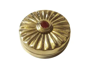 Caja Kumkum de latón puro hecha a mano con acabado pulido para templo y uso doméstico patrones grabados perfectos para novias indias - Product Image 2