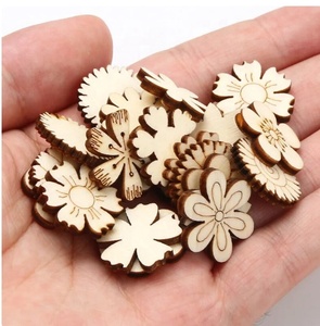 Lot de 50 pièces décoratives en bois en forme de petites fleurs dans de nombreux modèles de décorations faites à la main en bois naturel - Product Image 2