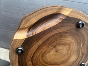 Planche à découper ronde en bois brut de designer, planche artisanale rustique, idéale pour servir des fruits, du fromage et du pain, vente en gros en provenance d'Inde - Product Image 3