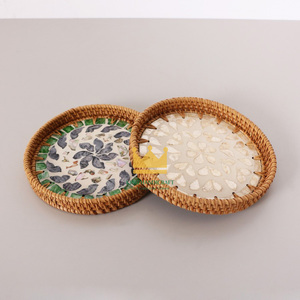 Plateau rond en rotin naturel fait main avec incrustation de nacre Plateau de service décoratif en gros de haute qualité du Vietnam - Product Image 4