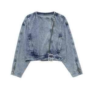 Experimente el ajuste perfecto con nuestras opciones de cintura y mangas ajustables, disponibles en varios tonos índigo de blusas vaqueras para mujer. - Product Image 5