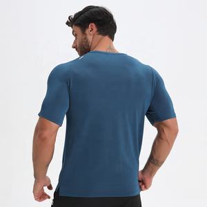 Camiseta atlética de gimnasio para hombre con logotipo personalizable, Manga corta ajustada de algodón 100% con tira reflectante para trotar - Product Image 4