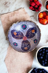 Cuenco Decorativo de Metal Esmaltado Azul y Dorado Hecho a Mano con Soporte para Exhibición de Frutas, Regalo, Servicio y Decoración de Comedor de Lujo - Product Image 3