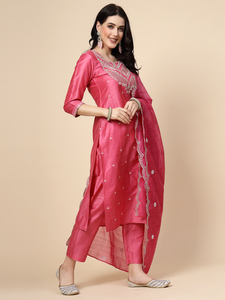Ensemble Kurta, pantalon et dupatta pour femme, élégant, style indien, en tissu polyester rose brodé, lavable, longueur genou, col rond, pour l'été - Product Image 4