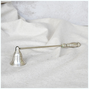 El apagador de velas en forma de cono con mango de acento floral es un complemento de mesa ideal para su colección de accesorios de velas en 2025 - Product Image 2