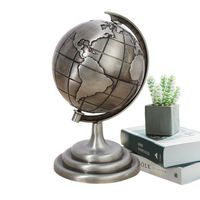 Pieza de decoración de globo terráqueo detallada hecha de hierro en tono bronce con estilo moderno adecuado para exhibiciones de mesas de café