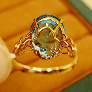 Anillo de oro de 14 quilates con Topacio Azul suizo, claridad del cielo, brillo cálido, esculpido, calma, pensamiento radiante, presencia pura, luz profunda, forma equilibrada, resplandor - Product Image 4