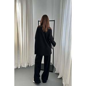 ชุดเสื้อและกางเกงไหมพรมทรงคลาสสิกสีดำ - สีดำ - Product Image 5