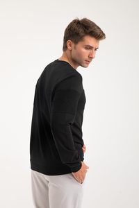 Sudadera clásica ligera de cuello redondo para hombre, textura suave, ajuste relajado para uso diario de invierno, hecha de poliéster/algodón teñido liso - Product Image 4
