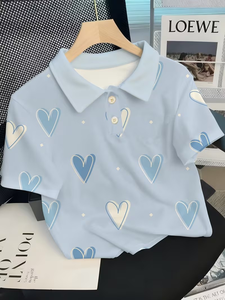 Camiseta Infantil para el Día de San Valentín, Divertida y Moderna con Estampado de Corazón, Cuello Camisero, Manga Corta, Polo para Niños y Niñas, 100% Algodón - Product Image 4