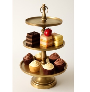 Pièce maîtresse idéale pour les cupcakes, l'élégant support à gâteau en métal doré transforme vos friandises en un délice visuel - Product Image 6
