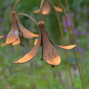 Piquets de jardin en métal peints à la main qui ajoutent une touche artistique et du caractère aux jardins et aux paysages - Product Image 6