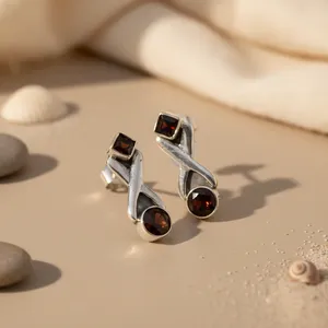 Pendientes de Plata 925 con Granate Geométrico Art Palace, Joyería Minimalista para Mujer, Uso Diario, Engaste Biselado, Estilo Rajasthan, de Moda - Product Image 3