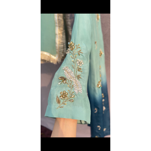 Robe élégante en satin faite à la main pour femmes au Pakistan, silhouette droite avec un magnifique imprimé floral, idéale pour Diwali, mariage, Eid. - Product Image 6