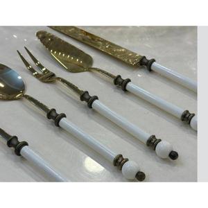 Vaisselle de table de mariage, ensemble de couverts, finition dorée, couverts de luxe, poignée blanche, fabriqué en inde, nouveau style - Product Image 3