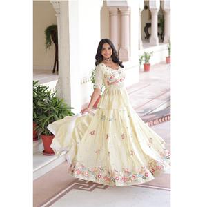 Ensemble Lehenga Choli de Haute Qualité, Dernière Mode, avec Dupatta, Broderie Fait Main, Vêtement de Mariage Indien pour Femmes, Disponible à la Vente - Product Image 1