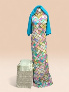 ผ้าพิมพ์ลายสีม่วงสวิสไดรัคพร้อมลายพิมพ์สีเขียวและสีเงิน ปักลายสีทอง และผ้าคลุมไหล่สีเขียวมิ้นท์เข้าชุด - Product Image 2