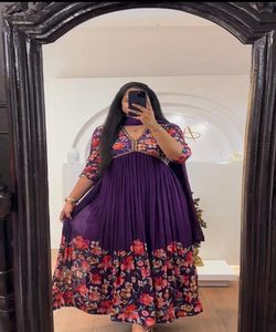 Chic Stylish Fusion Salwar Kameez Vestido moderno de estilo pakistaní en tela tradicional para fiestas - Product Image 6