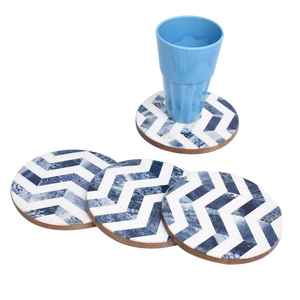 Sous-verre rond en noyer incrusté d'os fait à la main avec tapis décoratifs à motif géométrique Chevron bleu et blanc - Product Image 3