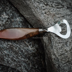 Ouvre-bouteille en corne fait main de qualité supérieure pour les cadeaux et les essentiels du bar à la maison par Tradebyd - Product Image 2