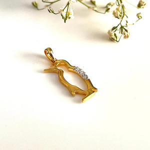 Pendentif pingouin en or massif 14 carats avec diamant naturel. - Product Image 5