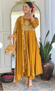 Desgaste ocasional de seda Vichitra con bordado y trabajo de codificación Pantalón Kurti y moda de mujer Dupatta al precio más bajo - Product Image 2