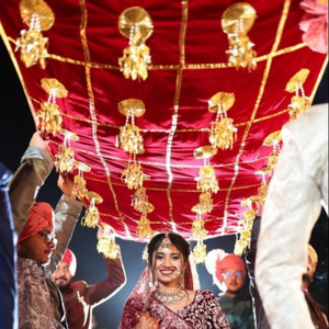 Entrée de la mariée traditionnelle avec chaddar en velours, filet floral décoratif, thème d'entrée de la mariée Bollywood - Product Image 1