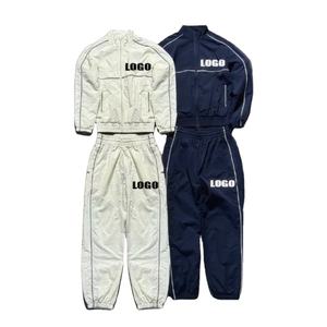 Ensemble de survêtement coupe-vent surdimensionné pour homme, avec pantalon de jogging et logo réfléchissant personnalisé, en nylon - Product Image 2