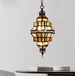 Lanterne suspendue marocaine décorative en fer métallique avec des surfaces magnifiquement gravées pour une expérience d'éclairage rêveuse et douce - Product Image 1