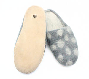 Zapatos de interior unisex de fieltro de lana hechos a mano, zapatillas cálidas y cómodas con diseño punteado, artesanos formados en Nepal - Product Image 3